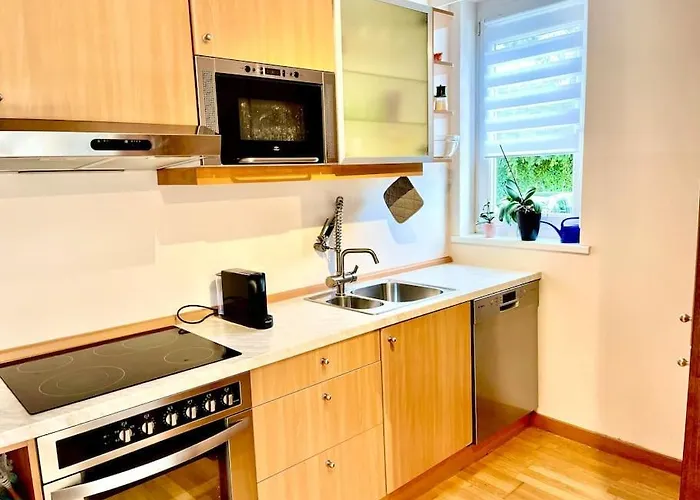 Schoene Mit Eigenen Eingang Und Terrasse *